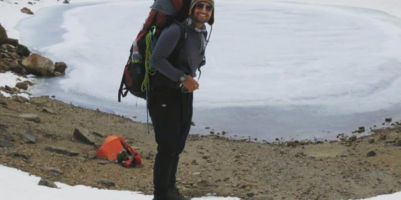 شایان رحیمی کوهنورد معلول مهابادی که از ناحیه دست چپ دارای معلولیت است برای اولین بار به قله سبلان صعود کرد.
