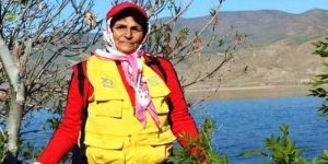 به گزارش یاریزان؛ با تلاش نیروهای انتظامی و مردم محلی، جسد بی جان ” خدیجه خدیر” بانوی کوهنورد مهابادی و فعال محیط زیست پس از نزدیک به یک هفته از مفقود شدن ، پیدا شد.