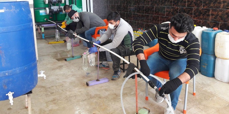 مجتمع ورزشی بهمن تحت هدایت خیر مهابادی با خرید 2 دستگاه تولید آب ژاول طبیعی به شهروندان مواد ضدعفونی کننده رایگان تحویل می‌دهد.