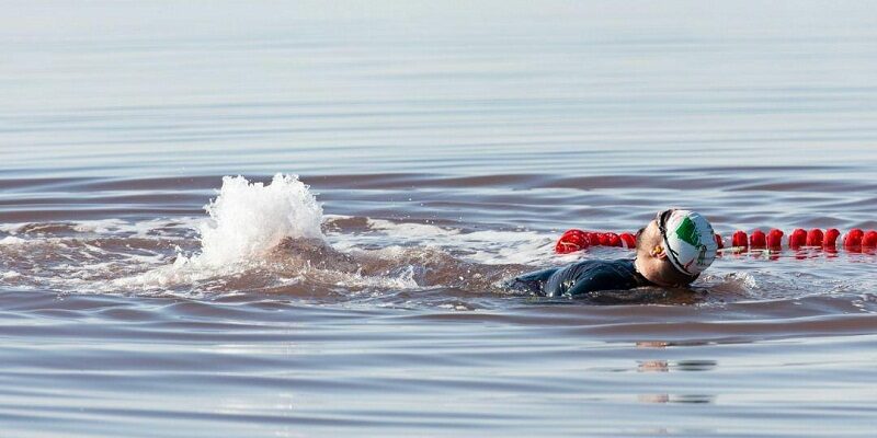 مسوول کمیته ثبت رکورد آذربایجان‌غربی گفت: علی نصیری شناگر ماکویی برای نخستین بار با دست و پای بسته در دریاچه شور ارومیه شنا کرد.
