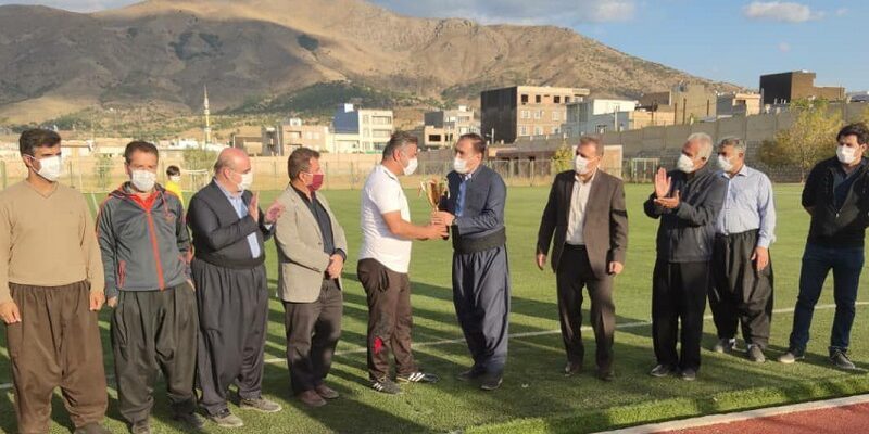 با برگزاری مسابقه پایانی جام حذفی فوتبال کردستان، تیم هیات فوتبال بانه جام قهرمانی این رقابت ها را بالای سر برد.