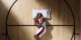 اختلال خواب در ورزشکاران یکی از مشکلات شایع محسوب می شود که می تواند عملکرد ورزشکار را تا حد قابل توجهی در روز بعد چه در زندگی روزمره، تمرین یا نتایج مسابقه تحت تاثیر قرار دهد چرا که یک فرد بالغ برای بازسازی انرژی های از دست رفته خود در طول روز، نیاز به دست کم ۸ ساعت خواب شبانه دارد. از علل شایع اختلال خواب در ورزشکاران می توان به استرس، اضطراب و عدم رعایت بهداشت خواب اشاره کرد. همچنین مسافرت نیز هم به جهت زمان بندی حرکت وسیله نقلیه و هم در مسافرت های دوردست (بروز پرواززدگی) می توانددر ورزشکار موجب اختلال خواب شود.