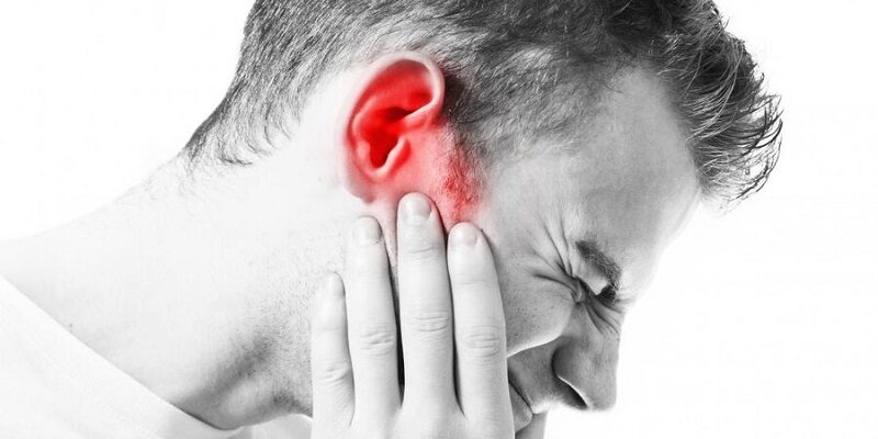 عفونت گوش شناگر نوعی عفونت است که قسمت خارجی مجرای گوش را درگیر می‌ کند. این مشکل اغلب به دنبال ماندن آب در گوش و ایجاد محیطی مرطوب برای رشد باکتری‌ها ایجاد می‌شود. فرو بردن انگشت در گوش و استفاده زیاد از گوش ‌پاک‌کن نیز می ‌تواند به لایه‌ نازک پوستی که مجرای گوش را پوشانده آسیب رسانده و به عفونت گوش شناگران منجر شود. تشخیص و درمان اگر گوش درد دارید، بی درنگ به پزشک خود مراجعه کنید. دریافت سریع درمان می ‌تواند از پیشرفت عفونت جلوگیری کند. در هنگام معاینه، پزشک پس از بررسی داخل گوش، بر اساس نوع و شدت عفونت، قطره‌ های گوش را تجویز می ‌کند که اغلب شامل یک یا چند مورد از گزینه ‌های زیر است: محلول اسیدی برای کمک به بازیابی محیط طبیعیِ آنتی باکتریال گوش (مانند قطره گوشی الکل بوریکه ۳درصد) قطره استروئیدی برای کاهش التهاب و تورم قطره آنتی بیوتیکی برای مبارزه با عفونت باکتریایی قطره ضدقارچ در صورت وجود عفونت ناشی از قارچ اگر عفونت گوش پیشرفته‌ تر باشد و به درمان با قطره‌ های گوشی پاسخ ندهد، ممکن است پزشک آنتی بیوتیک‌ خوراکی تجویز کند. داروهای ضد درد: پزشک ممکن است مسکن‌ هایی چون «ایبوپروفن»، «ناپروکسن» یا «استامینوفن» را نیز برای تسکین درد تجویز کند. توصیه هایی در مورد استفاده از قطره‌ های گوش: برای جلوگیری از احساس ناخوشایند ناشی از سرمای قطره در داخل گوش، پیش از ریختن قطره، بطری آن را چند دقیقه در دست نگه دارید تا دمای قطره به دمای بدن نزدیک شود. برای ریختن قطره در گوش بر روی پهلوی مخالف گوش درگیر عفونت دراز بکشید، لاله‌ گوش را به آرامی به سمت بالا و عقب کشیده و قطره را در مجرای گوش بریزید؛ این عمل باعث می‌ شود دارو در تمام طول مجرای گوش حرکت کند. در صورت نیاز از فرد دیگری کمک بگیرید تا قطره‌ ها را در گوش شما بریزد. صفحه علم ورزش یاریزان | عفونت گوش شناگر چیست؟ دکتر مهشید طهماسبی | دکترای حرفه‌ای داروسازی