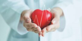 در مطلبی کوتاه و با استناد به نظرات یک کارشناس ارشد تغذیه به این سوال پاسخ خواهیم داد چگونه قلب سالم تری داشته باشیم؟ بیماری های قلبی - عروقی نخستین عامل مرگ در سراسر جهان و ایران است که شامل طیف وسیعی از بیماری های تاثیرگذار بر سلامت قلب می شود. بیماری عروق کرونر قلب (رگ های قلبی)، حمله های قلبی، نارسایی احتقانی قلب، و بیماری های مادرزادی قلب همه از این نوع بیماری ها به شمار می رود. شیوع بیماری قلبی اغلب در بانوان بعد از ۵۵ سالگی و در مردان بین ۴۵ تا ۵۴ سالگی افزایش می یابد. عوامل افزایش خطر ابتلا به بیماری های قلبی عروقی : چربی خون سن بالا مصرف سیگار و الکل چاقی و نداشتن تغذیه ی مناسب نداشتن فعالیت فیزیکی مناسب دیابت استرس فشار خون بالا سابقه خانوادگی جنسیت مرد توصیه های تغذیه ای در بیماری های قلبی - عروقی برای جلوگیری از افزایش چربی های خون، کنترل وزن و فعالیت ورزشی به میزان دست کم ۱۵۰ دقیقه در هفته با شدت متوسط، توصیه می شود. افزایش مصرف منابع فلاونوئیدها مانند انگور، گریپ فروت، چای سبز، سیب و پیاز افزایش مصرف فیبرها که در سبزی ها، میوه های تازه، سبوس جو، حبوبات، جو دوسر وجود دارد. کاهش چربی دریافتی به ویژه کاهش سهم چربی اشباع شده مانند روغن های حیوانی و جامد و جایگزینی چربی های غیر اشباع (روغن های گیاهی مایع در حد نیاز بدن) از اصول رژیم غذایی مناسب در پیگیری و درمان بیماری های قلبی و عروقی است. بهتر است از گوشت های کم چرب استفاده شود، چربی های قابل رویت جدا شود و غذاها به صورت آبپز، کبابی و یا بخار پز مصرف شود. روغن های گیاهی چند زنجیره ای مثل کانولا (کلزا)، زیتون، سویا، آفتابگردان، گلرنگ، ذرت، گردو، چاودار، کنجد به جای روغن های جامد مصرف شود. مصرف قند و شکر و انواع شیرینی را به علت افزایش چربی و قند خون به کمترین میزان ممکن برسانیم. مصرف انواع سبزی ها مثل کلم، کدو سبز، پیازچه، گل کلم، هویج، سبزی های سبز تیره و سبزی های سالادی توصیه می شود. چرا که حاوی عوامل محافظت کننده هایی نظیر فولات، ویتامین Cو فلاوونوئیدها هستند. جلوگیری از چاقی به ویژه چاقی شکم در سلامت قلب حائز اهمیت است. بنابراین ورزش با کاهش و کنترل وزن و بهبود بخشیدن وضعیت شش ها و افزایش اکسیژن دریافتی، خونرسانی بهتری برای سیستم قلب و عروق فراهم می کند. مصرف ماهی دست کم سه بار در هفته، برای افرادی که دارای سابقه بیماری قلبی و همچنین افرادی که مایل به پیشگیری از ابتلا به این بیماری هستند، توصیه می‌شود. تا جای امکان از مصرف مغز و زبان گوساله و گوسفند، دل، جگر، کله پاچه، سیرابی، شیردان، قسمت های چرب گوشت قرمز، گوشت چرخ کرده پرچرب، پنیر محلی، پنیرهای چرب، بستنی، سس ها، روغن های حاوی چربی های اشباع، کره، روغن حیوانی، مارگارین، شیرینی های خامه دار، چیپس، پفک و غذای سرخ شده پرهیز شود.