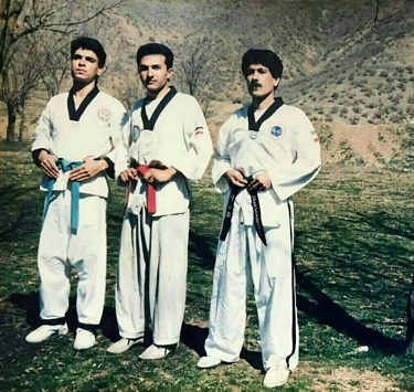 تاریخچه ورزش رزمی تکواندو در شهرستان مریوان 5 در مطلبی کوتاه که به قلم مسلم ابراهیمی پیشکسوت تکواندو مریوان نوشته شده است، قصد داریم نگاهی به تاریخچه ورزش رزمی تکواندو در شهرستان مریوان بیاندازیم. این ورزش از سال 1363 در مریوان بدون هیچگونه امکاناتی حتی لباس رسمی ورزشی تکواندو با همت آقایان عبدالرحمن تارام و محمد بادروج شروع به فعالیت خودرا آغاز کرد. این اساتید برای فراگیری تکواندو از زحمات مربی خود به نام عثمان قادری اصالتا اهل بانه و ساکن ارومیه که دامپزشک نیز بود استفاده می بردند به این صورت که یا آنها 3 ماه یکبار نزد او می رفتند یا ایشان به مریوان می آمد و پروسه آموزش تکواندو در مریوان جان می گرفت اما به علت نبود سالن ورزشی برای این رشته سال ها خارج از محوطه استادیوم جلسات ورزشی برگزار می شد و شاگردها اندک اندک با تلاش و مربی گری این استادان در جو و فضایی بسیار صمیمی و دوستانه پیشرفت می کردند. شاگردان دلسوز و با اخلاقی مانند مصلح ابراهیمی و مسعود رسولی و ... به عنوان کمک مربی کلاس آموزش می دادند و پس از سال ها سابقه و استقبال وسیع نوجوانان و جوانان از این رشته ی ورزشی که اولین رشته رزمی رسمی مورد تأیید اداره ورزش آن زمان بود با مکاتبات و پیگیری فراوان و با موافقت و همکاری رییس محترم وقت اداره تربیت بدنی مریوان جناب آقای فتاح بخشی در سال 1368 موافقت تأسیس رسمی و سپردن سه شیفت در هفته از سالن کشتی مریوان واقع در استادیوم ورزشی به این رشته جهت انجام فعالیت رسمی اختصاص یافت. پس از آن با تلاشهای مربیان و استعداد شاگردان و بخصوص زحمات استاد رضا کرامت ( دان 8 تکواندو کشوری ) از سالهای 1369 تا 1372 از نیروهای غیر بومی سپاه مریوان در کنار مربی گری آقایان عبدالرحمن تارام و محمد بادروج و شرکت دادن شاگردان در مسابقات استانی و کشوری باعث شد این رشته در مریوان جا گرفته و در سطح استانی بدرخشد و ورزشکاران با اخلاق زیادی را در این عرصه جذب و تحویل جامعه دهد که تا کنون هم در رشته های آقایان و بانوان شاهد درخشش و مدال آوری این عزیزان هستیم. در حال حاضر به لطف خدا و با زحمات ورزشکاران گرانقدر این رشته 6 سالن آقایان و 2 سالن بانوان در مریوان مشغول فعالیت هستند.