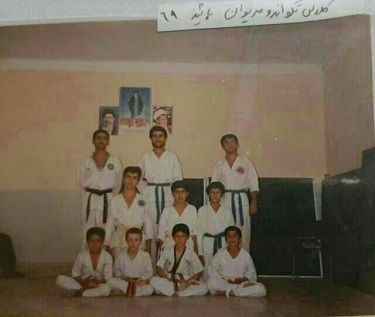 تاریخچه ورزش رزمی تکواندو در شهرستان مریوان 4 در مطلبی کوتاه که به قلم مسلم ابراهیمی پیشکسوت تکواندو مریوان نوشته شده است، قصد داریم نگاهی به تاریخچه ورزش رزمی تکواندو در شهرستان مریوان بیاندازیم. این ورزش از سال 1363 در مریوان بدون هیچگونه امکاناتی حتی لباس رسمی ورزشی تکواندو با همت آقایان عبدالرحمن تارام و محمد بادروج شروع به فعالیت خودرا آغاز کرد. این اساتید برای فراگیری تکواندو از زحمات مربی خود به نام عثمان قادری اصالتا اهل بانه و ساکن ارومیه که دامپزشک نیز بود استفاده می بردند به این صورت که یا آنها 3 ماه یکبار نزد او می رفتند یا ایشان به مریوان می آمد و پروسه آموزش تکواندو در مریوان جان می گرفت اما به علت نبود سالن ورزشی برای این رشته سال ها خارج از محوطه استادیوم جلسات ورزشی برگزار می شد و شاگردها اندک اندک با تلاش و مربی گری این استادان در جو و فضایی بسیار صمیمی و دوستانه پیشرفت می کردند. شاگردان دلسوز و با اخلاقی مانند مصلح ابراهیمی و مسعود رسولی و ... به عنوان کمک مربی کلاس آموزش می دادند و پس از سال ها سابقه و استقبال وسیع نوجوانان و جوانان از این رشته ی ورزشی که اولین رشته رزمی رسمی مورد تأیید اداره ورزش آن زمان بود با مکاتبات و پیگیری فراوان و با موافقت و همکاری رییس محترم وقت اداره تربیت بدنی مریوان جناب آقای فتاح بخشی در سال 1368 موافقت تأسیس رسمی و سپردن سه شیفت در هفته از سالن کشتی مریوان واقع در استادیوم ورزشی به این رشته جهت انجام فعالیت رسمی اختصاص یافت. پس از آن با تلاشهای مربیان و استعداد شاگردان و بخصوص زحمات استاد رضا کرامت ( دان 8 تکواندو کشوری ) از سالهای 1369 تا 1372 از نیروهای غیر بومی سپاه مریوان در کنار مربی گری آقایان عبدالرحمن تارام و محمد بادروج و شرکت دادن شاگردان در مسابقات استانی و کشوری باعث شد این رشته در مریوان جا گرفته و در سطح استانی بدرخشد و ورزشکاران با اخلاق زیادی را در این عرصه جذب و تحویل جامعه دهد که تا کنون هم در رشته های آقایان و بانوان شاهد درخشش و مدال آوری این عزیزان هستیم. در حال حاضر به لطف خدا و با زحمات ورزشکاران گرانقدر این رشته 6 سالن آقایان و 2 سالن بانوان در مریوان مشغول فعالیت هستند.