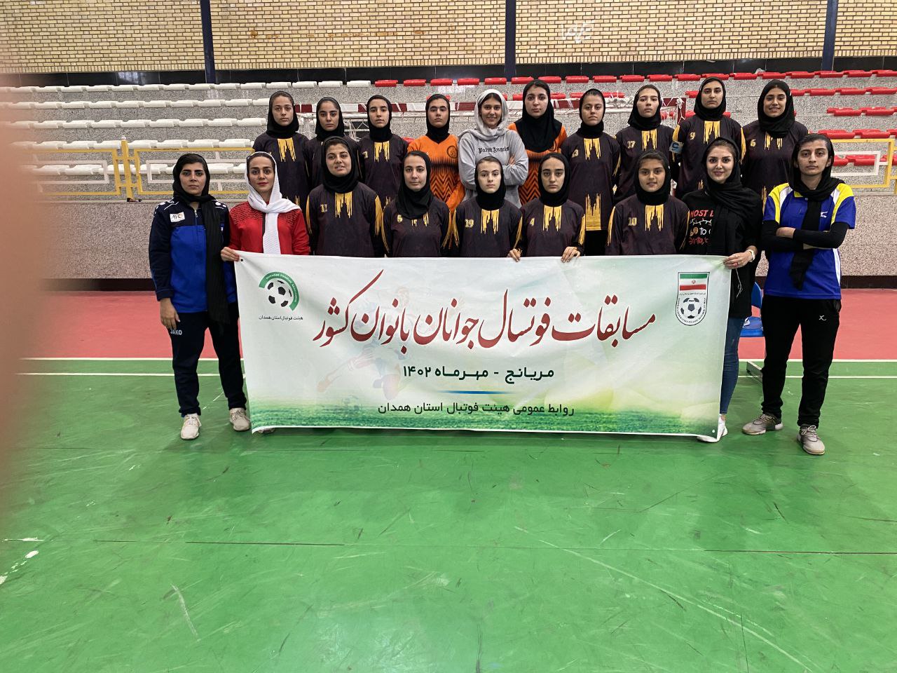 به گزارش یاریزان؛ مسابقات لیگ فوتسال دختران ایران در رده سنی جوانان در هشت گروه و با شرکت 32 تیم از سراسر کشور درحال برگزاری است. در پایان این رقابت های چند مرحله ای، هشت تیم برتر این مسابقات، لیگ برتر جوانان ایران را در فصل ۱۴۰۳-۱۴۰۴ تشکیل خواهند داد. شهر مریانج در استان همدان میزبان رقابت هایی بود که چهار تیم از استان های ایلام، کردستان، کرمانشاه و همدان در آن حضور داشتند. تیم نامی ایلام با کسب دو پیروزی و یک شگست و با قرار گرفتن در رده اول این گروه، جواز صعود به مرحله دوم لیگ فوتسال دختران ایران را در رده سنی جوانان کسب کرد. پس از دختران ایلام، تیم کوهستان تکنیک کرمانشاه نیز با کسب امتیازات لازم بعنوان تیم دوم راهی مرحله بعدی این مسابقات شد. نتایج کامل این تیم به شرح ذیل است: روز اول نامی ایلام 3 سخناخ کردستان 0 کوهستان تکنیک کرمانشاه 0 هیات همدان 1 روز دوم نامی ایلام 1 کوهستان تکنیک کرمانشاه 2 سخناخ کردستان 1 هیات همدان 2 روز سوم نامی ایلام 3 هیات همدان 0 کوهستان تکنیک کرمانشاه 4 سخناخ کردستان 1