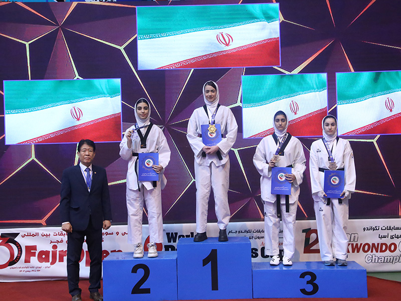مسابقات تکواندو بین المللی جام ریاست فدراسیون جهانی در گروه بانوان با مشخص شدن نتایج و شناخت نفرات برتر در اوزان مختلف به پایان رسید. به گزارش یاریزان؛ ششمین دوره رقابت های بین المللی جام ریاست فدراسیون جهانی صبح امروز جمعه 27 بهمن ماه با حضور 392 تکواندوکار از کشورهای هند، افغانستان، جمهوری آذربایجان، قزاقستان، نپال، اردن، پاکستان، ارمنستان، مغولستان، عمان، عراق و تیم پناهندگان به همراه نمایندگان کشورمان در خانه تکواندو آغاز شد. در روز نخست و مسابقات بخش بانوان تکواندوکاران اوزان 46-، 53-، 62- و 73- کیلوگرم به مصاف هم رفتند که سه طلا سهم نمایندگان کشورمان بود و طلای چهارم را تکواندوکاری از ارمنستان به خود اختصاص داد. در وزن 46- کیلوگرم سوگند شیری نمایش بی نقصی نشان داد و توانست به عنوان قهرمانی دست یابد؛ در وزن 53- کیلوگرم مبینا نعمت زاده و غزل سلطانی یک مبارزه جذاب و دیدنی را در دیدار پایانی به نمایش گذاشتند که در نهایت این نعمت زاده بود که با کسب پیروزی طلا را به نام خود ثبت کرد. در وزن 62- کیلوگرم نیز هستی محمدی توانست طلایی شود؛ اما در وزن 73- کیلوگرم «نینا اوراگاناوا» از کشور ارمنستان که در جام فجر به نشان طلای 67- کیلوگرم دست یافته بود، به یک وزن بالاتر آمد و پس از برتری مقابل «راما ابولراب» حریف سرشناس اردنی در نیمه نهایی، در فینال هم «الهام حقیقی» را شکست داد و طلا گرفت. اوین پاداشی ورزشکار سقزی امروز ۲۷ بهمن ماه توانست در رقابت های جام ریاست فدراسیون جهانی به نشان برنز دست یابد. مهری شعبانی مربی تاریخساز کردستانی و سمیه محمدپناه به ترتیب بعنوان سرمربی و سرپرست، هدایت اوین پاداشی را در این رقابت ها به عهده داشتند. نتایج و اسامی نفرات برتر مسابقات تکواندو جام ریاست فدراسیون جهانی به شرح ذیل است: وزن ۴۶- کیلوگرم: مقام اول: سوگند شیری ( ایران) مقام دوم: زینب مقدسی ( ایران) مقام سوم: آیلار ابراهیمی ( ایران) و بهاره فریدونی ( ایران) وزن 53- کیلوگرم: مقام اول: مبینا نعمت زاده (ایران) مقام دوم:غزل سلطانی ( ایران) مقام سوم:صبا بیکی (ایران) و پریماه چنگی (ایران) وزن 62- کیلوگرم: مقام اول: هستی محمدی (ایران) مقام دوم:شیدا محمدی ( ایران) مقام سوم: آوین پاداشی (ایران) و ساناز عباسپور (ایران) وزن 73- کیلوگرم: مقام اول:نینا اورگاناوا (ارمنستان) مقام دوم:الهام حقیقی ( ایران) مقام سوم: ملیکا میرحسینی (ایران) راما ابو الرب ( اردن)