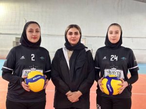 سرمربی تیم ملی والیبال نوجوانان دختر ایران لیست اسامی نفرات دعوت شده به سه مرحله اردوی انتخابی این تیم دعوت کرد. به گزارش یاریزان؛ مسابقات قهرمانی زیر 18 سال دختر آسیا از تاریخ 27 خرداد تا سوم تیرماه 1403 در ناخون پاتوم کشور تایلند برگزار میشود و تیم ملی نوجوانان دختر ایران در این رقابتها شرکت میکند. فاطمه شعبان خمسه سرمربی تیم ملی والیبال زیر 18 سال دختر ایران تلاش دارد با تست جسمانی و آزمونهای تکنیکی استعدادهای برتر والیبال نوجوانان دختر ایران در اردویهای انتخابی، بهترینها را به اردوی آمادهسازی دعوت کند. در این راستا 140 بازیکن به سه مرحله اردوی انتخابی این تیم دعوت شدند که بازیکنان دعوت شده باید بر اساس برنامه اعلام شده در کمپ تیمهای ملی زنان (کمپ چمران) در مجموعه ورزشی آزادی تهران حضور یابند. روژیا سید محمدی و اوین شتاب از مهاباد و فاطمه فیضی از ایلام در این اردو حضور دارند. زمان برگزاری اردوها و فهرست اسامی کامل نفرات دعوت شده به اردوی تیم ملی والیبال نوجوانان دختر برای حضور در آسیا به قرار زیر است: اردوی نخست: روزهای دوشنبه و سهشنبه 23 و 24 بهمن دعوت شدگان (33 نفر): ملینا غفرانی، فاطمه قنبری گلگلاب، ایمان نعمتی، ستایش کولیوند، آیدا پلنگی، هستی کریمی، آیسانا ابوالحسن بیگی، زهرا اکبری، تنا سادات کشفی، عسل اکبری، ستایش شعبانی تپهبر، حنانه پناهی، زینب علیپور قربانی، نازنین نوذری، تینا وفائیان، ریحانه کاملی، ریحانه لشگری، آرام شاطری، فاطمه بیرانوند، نازنین پیرزاده، بهار جعفری، کوثر قبادی، صوفیا خدادوست، سین دخت ترابپور حسینخانی، الناز پورزکی روزبهانی، ماریا محمدی، سانیا بحری سفیدی، ریحانه سادات حسینی، ترمه دسی بند، نیوشا علیزاده، نگار عباسی، تینا سراج و هستی فنا اردوی دوم: روزهای چهارشنبه و پنجشنبه 25 و 26 بهمن دعوت شدگان (37 نفر): تبسم قادری چرمهینی، محدثه قاصدی مقدم، پریا مرادی وستگانی، مطهره فتاحی، بهار قربانی، دینا منصوری حبیب آبادی، فاطمه عابدی، شادی صالحی، دیانا دولت شاه، زهرا شیرانی، مبینا کریمی بیستگانی، زهرا داوری، فاطمه کرمی، غزل صفری، ریحانه لطفی، فائزه میهمی، فاطمه کرمی شاهبالغی، مبینا شریفی، نیکی پارسا، سحر حیدر اوالد، فاطمه فیضی، آنیسا هاشم قدیری، زهرا باقری نادیلوئی، کیانا برادران شکوهی، آیلین بهرامی، النا نعیم، طهورا تربیت، سارای ادیب قلعه، آتنا ملکی، حنانه عبدالهی، دنیز مهرجوی، آتنا علیزاده قیلو، آیلین ابوطالبی محمدشاه، روژیا سیدمحمدی، اوین شتاب، پارال شاه محمدی قره باغ و فاطمه اضغری آق گنبد اردوی سوم: شنبه و یکشنبه 28 و 29 بهمن دعوت شدگان (33 نفر): سارینا قناعت، نغمه محمدی، سما نوروزی، رضوان میرشکاری، ملیکا پهلوانزاده، الهه قاسمینژاد، رخساره تنگستانی، نگین شریف، ویدا طهماسبی بلداجی، حدیث کارگر بلداجی، آنیتا زنگنه، ثنا ثابت سخن، باران نوری، آیناز جعفری، یلدا واعظی، غزل ظاهری، رونیکا یزدوئی، غزل اصل اردوی چهارم: روزهای دوشنبه و سهشنبه 30 بهمن و یکم اسفند دعوت شدگان (37 نفر): یاسمین رضایی، فاطمه حبیبی، ستایش کاظمی، پارمیس مالکی، کیمیا سهرابی، فاطیما دبیری، فاطمه همایون، دینا نوروزی، هانیه منصوری، مریم بذرگر، زینب دانشور، زهرا مومنی، مهشید شاهسونی، فرزانه کریمی کوهجانی، هلیا دشتبالی، ستاره درستکار، ستایش نوروزپور، هستی دبیری، شهرزاد ساسانیپور، ملیکا زارعی، ستایش سنقرآبادی، هستی عسگریان، ستایش رضایی، زهرا طالبی مزرعه شاهی، مبینا سادات مرتضوی مقدم، سحر معاف وند، زهرا حاجی بیدگلی، اسما خالدیان، آلینا شاه ویسی، مهشید محمدی، زهرا عامری، هلنا حسنیپور ذکاوتی، بهار اسدیزاد، آنیتا قربانی، عسل طاهری، مونا الماسوندی و ستایش کولانی