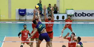متین احمدی مدافع میانی تیم ملی والیبال ایران گفت: در دیدارهای تدارکاتی برد و باخت مهم نیست و حتی خیلی‌ها می‌گویند اگر شکست بخورید بهتر است چرا که نقاط ضعف مشخص خواهد شد. به گزارش یاریزان؛ ملی‌پوشان والیبال ایران که اردوی چند روزه خود را پیش از آغاز لیگ ملت‌ها در کمپ فدراسیون والیبال برزیل آغاز کرده‌اند، امروز (شنبه 29 اردیبهشت) در سومین و آخرین دیدار تدارکاتی و دوستانه به مصاف برزیل رفتند و مغلوب این تیم شدند. متین احمدی ملی پوش بوکانی بعد از سومین و آخرین بازی تدارکاتی ایران مقابل برزیل گفت: پروازی طولانی داشتیم و تغییر شرایط آب و هوایی نیز باعث شده بود که یک مقدار خستگی در بدنمان وجود داشته باشد. با این حال بازی برابر برزیل برای ما خیلی خوب بود و تحت فشار قرار گرفتیم. وی ادامه داد: در بازی‌های تدارکاتی برد و باخت مهم نیست و حتی خیلی‌ها می‌گویند اگر شکست بخورید بهتر است چرا که نقاط ضعف مشخص خواهد شد. ایران نیز خیلی خوب بازی کرد اما نهایتاً زورمان به برزیل نرسید. در مسابقات تلاش زیادی خواهیم کرد تا دل هواداران و مردم خوب ایران را شاد کنیم. مدافع میانی تیم ملی والیبال ایران در ادامه تاکید کرد: کمپ تیم ملی والیبال برزیل از نظر امکاناتی کامل بود. برای تمرین و مسابقه سالن جداگانه وجود دارد. همچنین اتاق ماساژ، سالن وزنه و در کل همه چیز عالی بود.