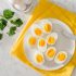 امروزه مصرف تخم‌مرغ به عنوان یکی از بهترین و کم هزینه‌ترین مواد غذایی برای دریافت پروتئین مورد نیاز بدن محسوب می‌شود و از اهمیت بالایی برخوردار است. تخم‌ مرغ منبع خوبی جهت دریافت اسیدهای آمینه ‌ضروری، آنتی‌اکسیدان‌ها و آهن است. پروتئین موجود در سفیده تخم‌مرغ با کیفیت‌ترین نوع پروتئین می‌باشد که به عنوان پروتئین استاندارد هم شناخته شده است. زرده تخم‌مرغ نیز حاوی پروتئین است و مصرف آن کلسترول خوب (HDL) را افزایش و میزان کلسترول بد(LDL) را کاهش می‌دهد و از این طریق به کاهش خطر بیماری قلبی عروقی کمک می کند. همچنین زرده تخم‌مرغ حاوی یک ماده مغذی به نام کولین است که یکی از اجزا غشاهای سلولی است و برای سنتز استیل کولین(میانجی عصبی) به کار می‌رود. تخم مرغ به واسطه قدرت سیرکنندگی، به کاهش چربی و وزن بدن کمک می‌کند. دو آنتی‌اکسیدان موجود در تخم‌مرغ به نام‌های لوتئین و زاکسنتین اثرات محافظتی قوی روی چشم‌ها دارند. مشخص شده است که پروتئین تخم‌مرغ می تواند به افزایش قد در کودکان کمک کند و از بیماری کواشیورکور محافظت می کند. پروتئین تخم مرغ برای سلامت عضلات اسکلتی و محافظت در برابر سارکوپنی (از دست رفتن و زوال توده ماهیچه) مهم است. تخم‌مرغ به سبب تامین ۲۲درصد از مقدار توصیه شده مصرف روزانه سلنیوم در بهبود سیستم ایمنی موثر است و هورمون‌های تیروئید را تنظیم می‌کند. تخم‌مرغ حاوی ویتامین های گروه ب(B۲, B۵, B۱۲,) می باشد. گروه ویتامین‌های ب به سلامت پوست، مو، چشم‌ها و کبد کمک می کنند. تخم مرغ یکی از منابع طبیعی ویتامین D است که برای جذب کلسیم ضروری است و از این طریق به تقویت استخوان‌ها و دندان‌ها کمک می‌کند. اهمیت و فایده مصرف تخم مرغ برای ورزشکاران ورزشکاران در هر رشته ورزشی به خاطر انجام فعالیت‌های بدنی نیاز به مصرف پروتئین بیشتری(جهت ساختن عضله و ترمیم بافت‌های آسیب دیده) دارند. تخم‌مرغ به عنوان یک منبع پروتئینی کامل می‌تواند بهترین گزینه برای عضله سازی در ورزشکاران باشد. تخم‌مرغ به خاطر داشتن مقدار زیادی ویتامین B۲ در آزاد سازی انرژی از مواد غذایی و در نهایت بهبود سطح انرژی ورزشکاران موثر است. مصرف تخم‌مرغ در ورزشکاران علاوه بر کمک به عضله سازی و بازسازی بافت‌های آسیب، سفیده تخم‌مرغ به سبب داشتن pH حدود ۹ (وضعیت قلیایی)، به حفظ تعادل pH بدن کمک می‌کند و سبب کاهش اسیدیته خون و عضله می شود. بهترین شکل مصرف تخم‌مرغ، شکل آب پز است. چرا که در شکل آب‌پز میزان جزب و هضم آن افزیش می یابد و کالری اضافی بابت مصرف به صورت نیمرو یا املت دریافت نمی شود. ورزشکارانی که به دنبال کاهش وزن هستند می توانند با مصرف پروتئین بویژه پروتئین موجود در سفیده تخم‌مرغ سریعتر به هدف خود برسند. یک تخم مرغ بزرگ حدود ۸۵ کالری و ۶ گرم پروتئین دارد. ورزشکاران بهتر است حدود ۱ تا ۲ ساعت قبل از شروع تمرینات و همچنین بلافاصه پس از اتمام تمرینات ورزشی می‌توانند تخم مرغ مصرف کنند. این طریقه زمان مصرف تخم‌مرغ می‌تواند به جلوگیری از تحلیل عضلات و آسیب به بافت‌های بدن کمک کند. میزان مصرف تخم‌مرغ تحت تاثیر عوامل مختلفی از جمله ژنتیک، سابقه خانوادگی، نحوه تهیه تخم‌مرغ، رژیم غذایی کلی و میزان کلسترل دریافتی از راه مواد غذایی قرار دارد. ورزشکاران و افرادی که هیچ گونه بیماری ندارند می توانند هر روز ۱ تا ۲ عدد تخم مرغ مصرف کنند. اما بهتر است ۴ روز در هفته مصرف شود. افرادی که دارای بیماری‌های قلبی عروقی، کلیوی و ... می توانند سه روز غیر متوالی در هفته تخم‌مرغ مصرف کنند. بازگشت به صفحه علم ورزش یاریزان | اهمیت مصرف تخم مرغ برای افراد ورزشکار و غیر ورزشکار دکتر رحمت اله خان محمدی | مسئول کمیته تغذیه ورزشی هیات پزشکی ورزشی استان خوزستان