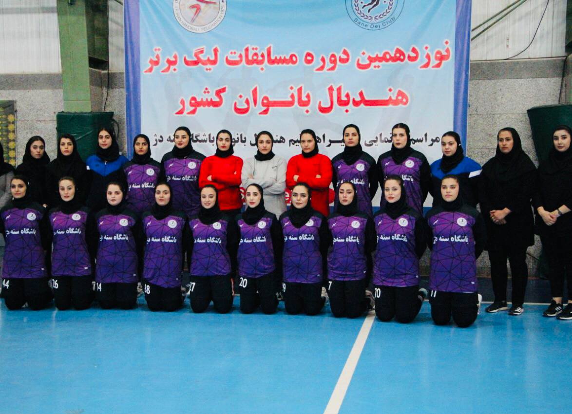 در مصاحبه ای کوتاه با پریا فرجی مربی کاربلد، با دانش و یکی از مربیان سازنده هندبال استان کردستان، درباره نحوه فعالیت و حضور ایشان در سطح اول ورزش ایران، گفتگویی صورت گرفته است که خواندن آن خالی از لطف نیست.به گزارش یاریزان؛ هومر تاریخ نویس مشهور یونان در کتاب معروف خود اودیسه از ورزش هندبال با نام اورانیا یاد کرده است. این بازی که در سال 600 قبل از میلاد روی یکی از دیوارهای آتن قدیم حجاری شده بود، در سال 1926 کشف شد. در سال 1344 دکتر امیر تاش پس از پایان تحصیلات دوره لیسانس در رشته تربیت بدنی و ورزش در فرانسه به ایران بازگشت و گفتگوها و اقدامات اولیه ای را جهت تاسیس فدراسیون هندبال ایران از طریق کمیته ملی المپیک آغاز کرد. گفته می شود این رشته ورزشی در استان کردستان، قدمت 50 ساله ای دارد و تاکنون هم در بخش بانوان و هم در بخش آقایان بازیکنان ملی پوش و شایسته ای را به تیم های ملی ایران معرفی کرده است. گفتگویی کوتاه و مختصر را در ذیل خواهید خواند که با پریا فرجی مربی کاربلد، با دانش و یکی از مربیان سازنده هندبال استان کردستان، درباره نحوه فعالیت و حضور ایشان در سطح اول ورزش ایران انجام شده است. لطفا خودتان را برای مخاطبان یاریزان معرفی بفرمایید پریا فرجی هستم سرمربی تیم هندبال سنندج و نایب رییس هندبال استان کردستان، قریب به ده سال بازیکن لیگ برتری سنندج بودم و اخرین سال حضور در ادوار مسابقات با یک ترکیب کاملا بومی به مسابقات جام باشگاه های اسیا در قزاقستان اعزام شدم. درخصوص شرایط تیم در فصل گذشته بفرمایید سال ۹۵ تیم هندبال بانوان سنندج که مقتدرانه چند سال به عناوین اول و دوم لیگ برتر ایران میرسید به طور ناباورانه ای از هم پاشیده شد بنده از سال ۹۸ سکان تیم های رده پایه تا بزرگسال را بر عهده گرفتم و در سال ۱۴۰۱ تیم هندبال بانوان سنندج از لیگ دسته یک با کسب مقام دوم جواز حضور در مسابقات لیگ برتر را بعد از ۶ سال دریافت کرد. در سال ۱۴۰۲ با سخت ترین شرایط ممکن با یک ترکیب کاملا بومی و نداشتن حامی مالی در لیگ برتر شرکت نمودیم و لازم به ذکر است میانگین سنی بازیکنان رده سنی جوانان بود. از میان بازیکنان بومی چند نفر بعنوان استعداد های برتر معرفی شدند؟ در مسابقات لیگ برتر ما دو بازیکن ملی پوش در رده های جوانان در اختیار داشتیم خانم ها؛ هانیه شاه ویسی و نگین رحمانی، همچنین خانم اسرا مرادی کاندید پدیده مسابقات لیگ ۱۴۰۲ شد و بنده هم به عنوان مربی برتر اخلاق لیگ شناخته شدم. تیمداری در سطح اول ایران چه هزینه هایی دارد و این هزینه ها چه مزیتی برای ورزشکاران با استعداد استان کردستان دارد؟ واقعا در استان کردستان به دلیل نبود حامی مالی و اسپانسر تیم داری با مشکلات عدیده ای مواجه است. اگر حامی مالی در بخش خصوصی و دولتی به ورزش استان ورود داشته باشند قطعا استان پتانسیل معرفی بازیکنان برتر خود را به تیم های ملی دارد. چه کسانی (حقیقی و حقوقی) می توانند در این مسیر و به تحقق این رویا یعنی حضور در سطح اول ورزش ایران کمک کنند؟ شرکت ها در بخش خصوصی و حتی بانک ها و نهادهای دولتی میتوانند به ورزش استان کردستان کمک کنند، مانند دیگر استان ها که با وجود حامی مالی شاهد رشد روز افزون این ورزشکاران هستیم. چند بازیکن از تیم شما در اردوهای تیم ملی حضور داشته اند؟ در رده سنی جوانان خانم ها نگین رحمانی، هانیه شاه ویسی، در بخش نوجوانان هم خانم ها پریماه آذرپیرا، سوگند حسینی و زیلان فاتحی به پایگاه ملی استعداد های برتر نوجوانان دعوت شدند. چه عواملی تاکنون باعث مهاجرت ورزشکاران این رشته به سایر استان ها می شوند؟ و چه تبعاتی در پی خواهد داشت؟ ما در فصل گذشته به دلیل عدم پرداخت قرارداد مالی بازیکنان متاسفانه در نیم فصل مسابقات یکی از بازیکنان به تیم دیگری پیوست. اصلی ترین علت مهاجرت بازیکنان، عدم وجود اسپانسر و نداشتن قرارداد مالی است و تبعات این امر باعث سقوط تیم به رده پایین تر از لیگ برتر و حضور مجددمان در لیگ دسته یک ایران شد. سخن پایانی امسال هم اگر تیم هندبال کردستان از لحاظ مالی حمایت نشود به لیگ دسته دو سقوط خواهیم کرد، لازم به ذکر است لیگ دسته یک در مهر ماه سال جاری برگزار خواهد شد.
