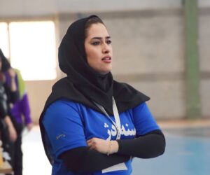 در مصاحبه ای کوتاه با پریا فرجی مربی کاربلد، با دانش و یکی از مربیان سازنده هندبال استان کردستان، درباره نحوه فعالیت و حضور ایشان در سطح اول ورزش ایران، گفتگویی صورت گرفته است که خواندن آن خالی از لطف نیست. به گزارش یاریزان؛ هومر تاریخ نویس مشهور یونان در کتاب معروف خود اودیسه از ورزش هندبال با نام اورانیا یاد کرده است. این بازی که در سال 600 قبل از میلاد روی یکی از دیوارهای آتن قدیم حجاری شده بود، در سال 1926 کشف شد. در سال 1344 دکتر امیر تاش پس از پایان تحصیلات دوره لیسانس در رشته تربیت بدنی و ورزش در فرانسه به ایران بازگشت و گفتگوها و اقدامات اولیه ای را جهت تاسیس فدراسیون هندبال ایران از طریق کمیته ملی المپیک آغاز کرد. گفته می شود این رشته ورزشی در استان کردستان، قدمت 50 ساله ای دارد و تاکنون هم در بخش بانوان و هم در بخش آقایان بازیکنان ملی پوش و شایسته ای را به تیم های ملی ایران معرفی کرده است. گفتگویی کوتاه و مختصر را در ذیل خواهید خواند که با پریا فرجی مربی کاربلد، با دانش و یکی از مربیان سازنده هندبال استان کردستان، درباره نحوه فعالیت و حضور ایشان در سطح اول ورزش ایران انجام شده است. لطفا خودتان را برای مخاطبان یاریزان معرفی بفرمایید پریا فرجی هستم سرمربی تیم هندبال سنندج و نایب رییس هندبال استان کردستان، قریب به ده سال بازیکن لیگ برتری سنندج بودم و اخرین سال حضور در ادوار مسابقات با یک ترکیب کاملا بومی به مسابقات جام باشگاه های اسیا در قزاقستان اعزام شدم. درخصوص شرایط تیم در فصل گذشته بفرمایید سال ۹۵ تیم هندبال بانوان سنندج که مقتدرانه چند سال به عناوین اول و دوم لیگ برتر ایران میرسید به طور ناباورانه ای از هم پاشیده شد بنده از سال ۹۸ سکان تیم های رده پایه تا بزرگسال را بر عهده گرفتم و در سال ۱۴۰۱ تیم هندبال بانوان سنندج از لیگ دسته یک با کسب مقام دوم جواز حضور در مسابقات لیگ برتر را بعد از ۶ سال دریافت کرد. در سال ۱۴۰۲ با سخت ترین شرایط ممکن با یک ترکیب کاملا بومی و نداشتن حامی مالی در لیگ برتر شرکت نمودیم و لازم به ذکر است میانگین سنی بازیکنان رده سنی جوانان بود. از میان بازیکنان بومی چند نفر بعنوان استعداد های برتر معرفی شدند؟ در مسابقات لیگ برتر ما دو بازیکن ملی پوش در رده های جوانان در اختیار داشتیم خانم ها؛ هانیه شاه ویسی و نگین رحمانی، همچنین خانم اسرا مرادی کاندید پدیده مسابقات لیگ ۱۴۰۲ شد و بنده هم به عنوان مربی برتر اخلاق لیگ شناخته شدم. تیمداری در سطح اول ایران چه هزینه هایی دارد و این هزینه ها چه مزیتی برای ورزشکاران با استعداد استان کردستان دارد؟ واقعا در استان کردستان به دلیل نبود حامی مالی و اسپانسر تیم داری با مشکلات عدیده ای مواجه است. اگر حامی مالی در بخش خصوصی و دولتی به ورزش استان ورود داشته باشند قطعا استان پتانسیل معرفی بازیکنان برتر خود را به تیم های ملی دارد. چه کسانی (حقیقی و حقوقی) می توانند در این مسیر و به تحقق این رویا یعنی حضور در سطح اول ورزش ایران کمک کنند؟ شرکت ها در بخش خصوصی و حتی بانک ها و نهادهای دولتی میتوانند به ورزش استان کردستان کمک کنند، مانند دیگر استان ها که با وجود حامی مالی شاهد رشد روز افزون این ورزشکاران هستیم. چند بازیکن از تیم شما در اردوهای تیم ملی حضور داشته اند؟ در رده سنی جوانان خانم ها نگین رحمانی، هانیه شاه ویسی، در بخش نوجوانان هم خانم ها پریماه آذرپیرا، سوگند حسینی و زیلان فاتحی به پایگاه ملی استعداد های برتر نوجوانان دعوت شدند. چه عواملی تاکنون باعث مهاجرت ورزشکاران این رشته به سایر استان ها می شوند؟ و چه تبعاتی در پی خواهد داشت؟ ما در فصل گذشته به دلیل عدم پرداخت قرارداد مالی بازیکنان متاسفانه در نیم فصل مسابقات یکی از بازیکنان به تیم دیگری پیوست. اصلی ترین علت مهاجرت بازیکنان، عدم وجود اسپانسر و نداشتن قرارداد مالی است و تبعات این امر باعث سقوط تیم به رده پایین تر از لیگ برتر و حضور مجددمان در لیگ دسته یک ایران شد. سخن پایانی امسال هم اگر تیم هندبال کردستان از لحاظ مالی حمایت نشود به لیگ دسته دو سقوط خواهیم کرد، لازم به ذکر است لیگ دسته یک در مهر ماه سال جاری برگزار خواهد شد.