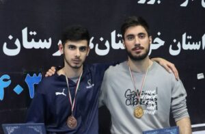 آریا امیری و سامران کریمی دو پینگ پنگ باز کردستانی در مسابقات لیگ دسته یک بزرگسالان کشور به ترتیب موفق به کسب عنوان قهرمانی و مقام سومی شدند. به گزارش یاریزان؛ آریا امیری، بازیکن سنندجی، با عملکردی درخشان موفق شد در رقابت‌های تنیس روی‌میز دسته یک بزرگسالان کشور به میزبانی شادگان، عنوان قهرمانی را از آن خود کند. مسابقات رده بندی دسته یک بزرگسالان کشور با حضور 16 بازیکن برتر راه یافته به این مرحله برگزار شد و امیری با کسب 13 برد از 15 مسابقه و مجموع ۲۸ امتیاز ، در صدر جدول نهایی ایستاد و قهرمان این دسته شد. امیری در این رقابت‌ها، با استراتژی‌های دقیق، حریفان سرسخت خود را پشت سر گذاشت و نشان داد که از آماده‌ترین بازیکنان حال حاضر پینگ پنگ کشور است. این مسابقات که به‌صورت دوره‌ای برگزار شد، سطح بالایی از رقابت‌ها را به نمایش گذاشت. در کنار قهرمانی آریا امیری، بازیکنان دیگری نیز عملکرد قابل‌توجهی داشتند و حسن حبیبی از استان قم با کسب ۱۳ پیروزی و دو شکست و امتیاز مشترک با امیری مقام دوم مسابقات را از آن خود کرد و سامران کریمی دیگر کردستانی حاضر در جدول با کسب ۱۲ برد و سه باخت و ۲۷ امتیاز به مقام سوم این مسابقات دست پیدا کرد. همچنین حمیدرضا طاهرخانی با‌کسب ۱۱ برد در مکان چهارم جای گرفت. در پایان دو روز رقابت آریا امیری و سامران کریمی دو نماینده شایسته استان کردستان موفق به کسب عناوین اول و سوم شدند و جواز حضور در رقابت های دسته برتر بزرگسالان کشور را بدست آوردند.