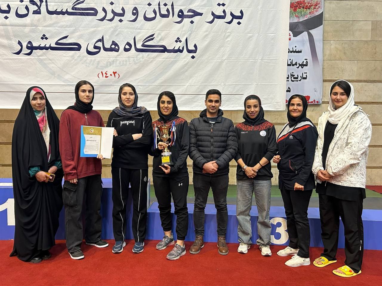 تکواندو کاران و مربیان شایسته کرمانشاهی با درخشش و کسب عناوین مختلف در لیگ برتر بانوان ایران بر سکوی افتخار ایستادند. به گزارش یاریزان؛ دومین دوره رقابتهای لیگ برتر تکواندو بانوان جام «ایراندخت» به مدت ۵ هفته و با حضور ۱۱۱ تکواندوکار در قالب بازیکن آزاد و ۱۵ تیم از جمله دیار کرمانشاه، هیأت تکواندو نجف آباد، ماهور پلاستیک، فرمانیه، درفام، اوج، آکادمی آترا، پایگاه سلامتی رها، آکادمی سالار، پارس جنوبی، مهستان البرز، هلدینگ ایرانیان، بیمه تجارت نو و آکادمی شمس برگزار شد و در نهایت عصر روز جمعه سوم اسفند ۱۴۰۳ با قهرمانی تیم هلدینگ ایرانیان به پایان رسید. در این رقابت ها، تکواندو کاران و مربیان شایسته کرمانشاهی با درخشش و کسب عناوین مختلف در لیگ برتر بانوان ایران بر سکوی افتخار ایستادند. کوثر اساسه تکواندو کار شایسته کرمانشاهی و بازیکن تیم هلدینگ ایرانیان پس از کسب دو مدال طلا، یک نقره و یک برنز در بخش انفرادی موفق به کسب جایگاه نخست رنکینگ وزن ۶۲- کیلوگرم این رقابتها شد. شکوفه کریمی مربی شایسته کرمانشاهی تیم هلدینگ ایرانیان موفق به کسب مقام قهرمانی لیگ برتر تکواندو ایران شد. لیلا خزایی مربی شایسته کرمانشاهی تیم بیمه تجارت نو موفق به کسب مقام نایب قهرمانی لیگ برتر تکواندو ایران شد. در پایان این رقابتها تیم دیار استان کرمانشاه به عنوان منتخب اخلاق لیگ برتر تکواندو ایران در بخش بانوان در سال ۱۴۰۳ انتخاب شد. تیم دیار بعنوان یکی از سازنده ترین باشگاه های ایران در این رشته هر ساله تعداد زیادی از استعدادهای غرب ایران را به سطح اول ورزش تکواندو معرفی می کند.