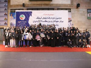تکواندو کاران و مربیان شایسته کرمانشاهی با درخشش و کسب عناوین مختلف در لیگ برتر بانوان ایران بر سکوی افتخار ایستادند. به گزارش یاریزان؛ دومین دوره رقابت‌های لیگ برتر تکواندو بانوان جام «ایراندخت» به مدت ۵ هفته و با حضور ۱۱۱ تکواندوکار در قالب بازیکن آزاد و ۱۵ تیم از جمله دیار کرمانشاه، هیأت تکواندو نجف آباد، ماهور پلاستیک، فرمانیه، درفام، اوج، آکادمی آترا، پایگاه سلامتی رها، آکادمی سالار، پارس جنوبی، مهستان البرز، هلدینگ ایرانیان، بیمه تجارت نو و آکادمی شمس برگزار شد و در نهایت عصر روز جمعه سوم اسفند ۱۴۰۳ با قهرمانی تیم هلدینگ ایرانیان به پایان رسید. کوثر اساسه تکواندو کار شایسته کرمانشاهی و بازیکن تیم هلدینگ ایرانیان پس از کسب دو مدال طلا، یک نقره و یک برنز در بخش انفرادی موفق به کسب جایگاه نخست رنکینگ وزن ۶۲- کیلوگرم این رقابت‌ها شد. شکوفه کریمی مربی شایسته کرمانشاهی تیم هلدینگ ایرانیان موفق به کسب مقام قهرمانی لیگ برتر تکواندو ایران شد. لیلا خزایی مربی شایسته کرمانشاهی تیم بیمه تجارت نو موفق به کسب مقام نایب قهرمانی لیگ برتر تکواندو ایران شد. در پایان این رقابت‌ها تیم دیار استان کرمانشاه به عنوان منتخب اخلاق لیگ برتر تکواندو ایران در بخش بانوان در سال ۱۴۰۳ انتخاب شد. تیم دیار بعنوان یکی از سازنده ترین باشگاه های ایران در این رشته هر ساله تعداد زیادی از استعدادهای غرب ایران را به سطح اول ورزش تکواندو معرفی می کند.