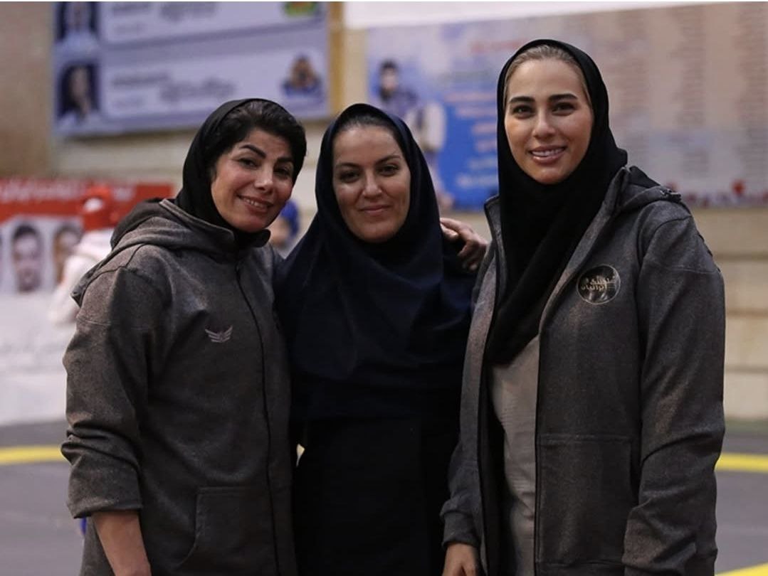 تکواندو کاران و مربیان شایسته کرمانشاهی با درخشش و کسب عناوین مختلف در لیگ برتر بانوان ایران بر سکوی افتخار ایستادند. به گزارش یاریزان؛ دومین دوره رقابتهای لیگ برتر تکواندو بانوان جام «ایراندخت» به مدت ۵ هفته و با حضور ۱۱۱ تکواندوکار در قالب بازیکن آزاد و ۱۵ تیم از جمله دیار کرمانشاه، هیأت تکواندو نجف آباد، ماهور پلاستیک، فرمانیه، درفام، اوج، آکادمی آترا، پایگاه سلامتی رها، آکادمی سالار، پارس جنوبی، مهستان البرز، هلدینگ ایرانیان، بیمه تجارت نو و آکادمی شمس برگزار شد و در نهایت عصر روز جمعه سوم اسفند ۱۴۰۳ با قهرمانی تیم هلدینگ ایرانیان به پایان رسید. در این رقابت ها، تکواندو کاران و مربیان شایسته کرمانشاهی با درخشش و کسب عناوین مختلف در لیگ برتر بانوان ایران بر سکوی افتخار ایستادند. کوثر اساسه تکواندو کار شایسته کرمانشاهی و بازیکن تیم هلدینگ ایرانیان پس از کسب دو مدال طلا، یک نقره و یک برنز در بخش انفرادی موفق به کسب جایگاه نخست رنکینگ وزن ۶۲- کیلوگرم این رقابتها شد. شکوفه کریمی مربی شایسته کرمانشاهی تیم هلدینگ ایرانیان موفق به کسب مقام قهرمانی لیگ برتر تکواندو ایران شد. لیلا خزایی مربی شایسته کرمانشاهی تیم بیمه تجارت نو موفق به کسب مقام نایب قهرمانی لیگ برتر تکواندو ایران شد. در پایان این رقابتها تیم دیار استان کرمانشاه به عنوان منتخب اخلاق لیگ برتر تکواندو ایران در بخش بانوان در سال ۱۴۰۳ انتخاب شد. تیم دیار بعنوان یکی از سازنده ترین باشگاه های ایران در این رشته هر ساله تعداد زیادی از استعدادهای غرب ایران را به سطح اول ورزش تکواندو معرفی می کند.