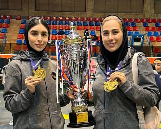 تکواندو کاران و مربیان شایسته کرمانشاهی با درخشش و کسب عناوین مختلف در لیگ برتر بانوان ایران بر سکوی افتخار ایستادند.به گزارش یاریزان؛ دومین دوره رقابتهای لیگ برتر تکواندو بانوان جام «ایراندخت» به مدت ۵ هفته و با حضور ۱۱۱ تکواندوکار در قالب بازیکن آزاد و ۱۵ تیم از جمله دیار کرمانشاه، هیأت تکواندو نجف آباد، ماهور پلاستیک، فرمانیه، درفام، اوج، آکادمی آترا، پایگاه سلامتی رها، آکادمی سالار، پارس جنوبی، مهستان البرز، هلدینگ ایرانیان، بیمه تجارت نو و آکادمی شمس برگزار شد و در نهایت عصر روز جمعه سوم اسفند ۱۴۰۳ با قهرمانی تیم هلدینگ ایرانیان به پایان رسید. در این رقابت ها، تکواندو کاران و مربیان شایسته کرمانشاهی با درخشش و کسب عناوین مختلف در لیگ برتر بانوان ایران بر سکوی افتخار ایستادند. کوثر اساسه تکواندو کار شایسته کرمانشاهی و بازیکن تیم هلدینگ ایرانیان پس از کسب دو مدال طلا، یک نقره و یک برنز در بخش انفرادی موفق به کسب جایگاه نخست رنکینگ وزن ۶۲- کیلوگرم این رقابتها شد. شکوفه کریمی مربی شایسته کرمانشاهی تیم هلدینگ ایرانیان موفق به کسب مقام قهرمانی لیگ برتر تکواندو ایران شد. لیلا خزایی مربی شایسته کرمانشاهی تیم بیمه تجارت نو موفق به کسب مقام نایب قهرمانی لیگ برتر تکواندو ایران شد. در پایان این رقابتها تیم دیار استان کرمانشاه به عنوان منتخب اخلاق لیگ برتر تکواندو ایران در بخش بانوان در سال ۱۴۰۳ انتخاب شد. تیم دیار بعنوان یکی از سازنده ترین باشگاه های ایران در این رشته هر ساله تعداد زیادی از استعدادهای غرب ایران را به سطح اول ورزش تکواندو معرفی می کند.
