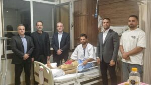 زانوی مهدی خدابخشی ملی پوش کرمانشاهی پس از آسیب دیدگی در مسابقات جهانی و بازگشت به ایران جهت درمان، جراحی شد. به گزارش یاریزان؛ مهدی خدابخشی، ملی‌پوش وزن ۸۴- کیلوگرم و کاپیتان سرافراز تیم ملی کاراته بزرگسالان، صبح امروز (چهارشنبه ۲۰ فروردین‌ماه) زانوی پای راست خود را در بیمارستان آرمان تهران و تحت نظر دکتر کیهانی جراحی کرد. زانوی این ملی پوش کرمانشاهی که در جریان رقابت‌های لیگ جهانی چین دچار آسیب دیدگی شده بود، در سریعترین زمان ممکن تحت عمل جراحی قرار گرفت تا  فرصت کافی برای آماده‌سازی و بازگشت به میادین بین المللی را داشته باشد. مزدا صوفی سرپرست فدراسیون، ذبیح‌اله پورشیب (ملی پوش سابق و ایلامی)، دبیرکل فدراسیون و سیدشهرام هروی، سرمربی تیم ملی با حضور در بیمارستان آرمان از مهدی خدابخشی عیادت کردند و برای این ملی‌پوش کشورمان آرزوی سلامتی و بهبودی کامل داشتند.