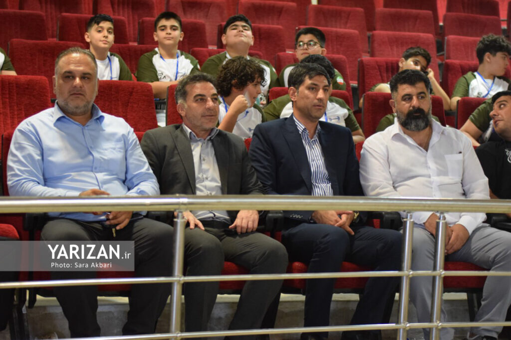 جشنواره استعدادیابی وزنه برداری نونهالان منطقه ۴ کشور به میزبانی ایلام و در رده سنی نونهالان در دو بخش دختران و پسران برگزار شد. به گزارش یاریزان؛ جشنواره استعدادیابی وزنه‌برداری منطقه ۴ کشور با حضور پرشور دختران و پسران نونهال به میزبانی استان ایلام برگزار شد. در این جشنواره بیش از ۱۰ تیم از استان‌های همدان، مرکزی، کرمانشاه، لرستان، ایلام و خوزستان حضور یافتند و رقابتی سالم، دوستانه و سرشار از انرژی و انگیزه را رقم زدند. این رویداد ورزشی در راستای کشف استعدادهای آینده‌دار وزنه‌برداری کشور طراحی و اجرا شد و طی آن نونهالان علاوه بر شرکت در تست‌های آمادگی جسمانی، توانایی‌های خود را در حرکات یک‌ضرب و دوضرب به نمایش گذاشتند. عملکرد درخشان و پرانرژی ورزشکاران در کنار حمایت و تشویق مربیان و خانواده‌ها فضایی سرشار از نشاط، انگیزه و همدلی ایجاد کرد. حسن حیدری رئیس هیأت وزنه‌برداری استان ایلام نیز در حاشیه این جشنواره با ابراز خرسندی از میزبانی این رویداد گفت: «میزبانی برگزاری جشنواره استعدادیابی وزنه‌برداری نونهالان برای استان ایلام مایه افتخار است. حضور پرشور تیم‌ها از استان‌های منطقه ۴ کشور، علاوه بر ایجاد فضایی شاد و پرانرژی برای نوجوانان، نشان‌دهنده همبستگی و توجه خانواده بزرگ وزنه‌برداری به رده‌های پایه است. ما تلاش کردیم بهترین شرایط ممکن را برای میزبانی فراهم کنیم تا ورزشکاران و مربیان در محیطی امن و صمیمی، استعدادهای خود را به نمایش بگذارند. امیدوارم این جشنواره نقطه آغازی برای کشف قهرمانان آینده کشور باشد و ایلام بتواند سهم شایسته‌ای در پرورش ستارگان وزنه‌برداری ایران ایفا کند.» مسئولان برگزاری جشنواره با تأکید بر اهمیت ورزش در رده‌های پایه اعلام کردند که چنین برنامه‌هایی نه تنها در جهت ارتقای سطح فنی و جسمانی ورزشکاران مؤثر است، بلکه می‌تواند زمینه‌ساز پرورش قهرمانان ملی و بین‌المللی آینده نیز باشد. در پایان جشنواره، رئیس هیأت وزنه‌برداری استان ایلام از حمایت همه تیم‌های شرکت‌کننده قدردانی کرد و ابراز امیدواری نمود که با تداوم چنین جشنواره‌هایی، شاهد شکوفایی هرچه بیشتر استعدادهای ورزشی در کشور باشیم.