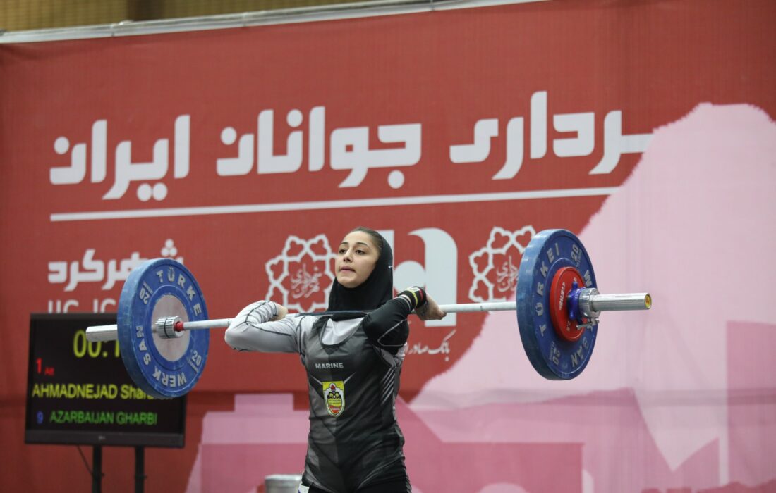 دختر وزنه بردار مهابادی مدال نقره قهرمانی جوانان ایران را بر گردن آویخت