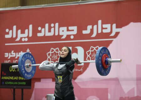 دختر وزنه بردار مهابادی مدال نقره قهرمانی جوانان ایران را بر گردن آویخت